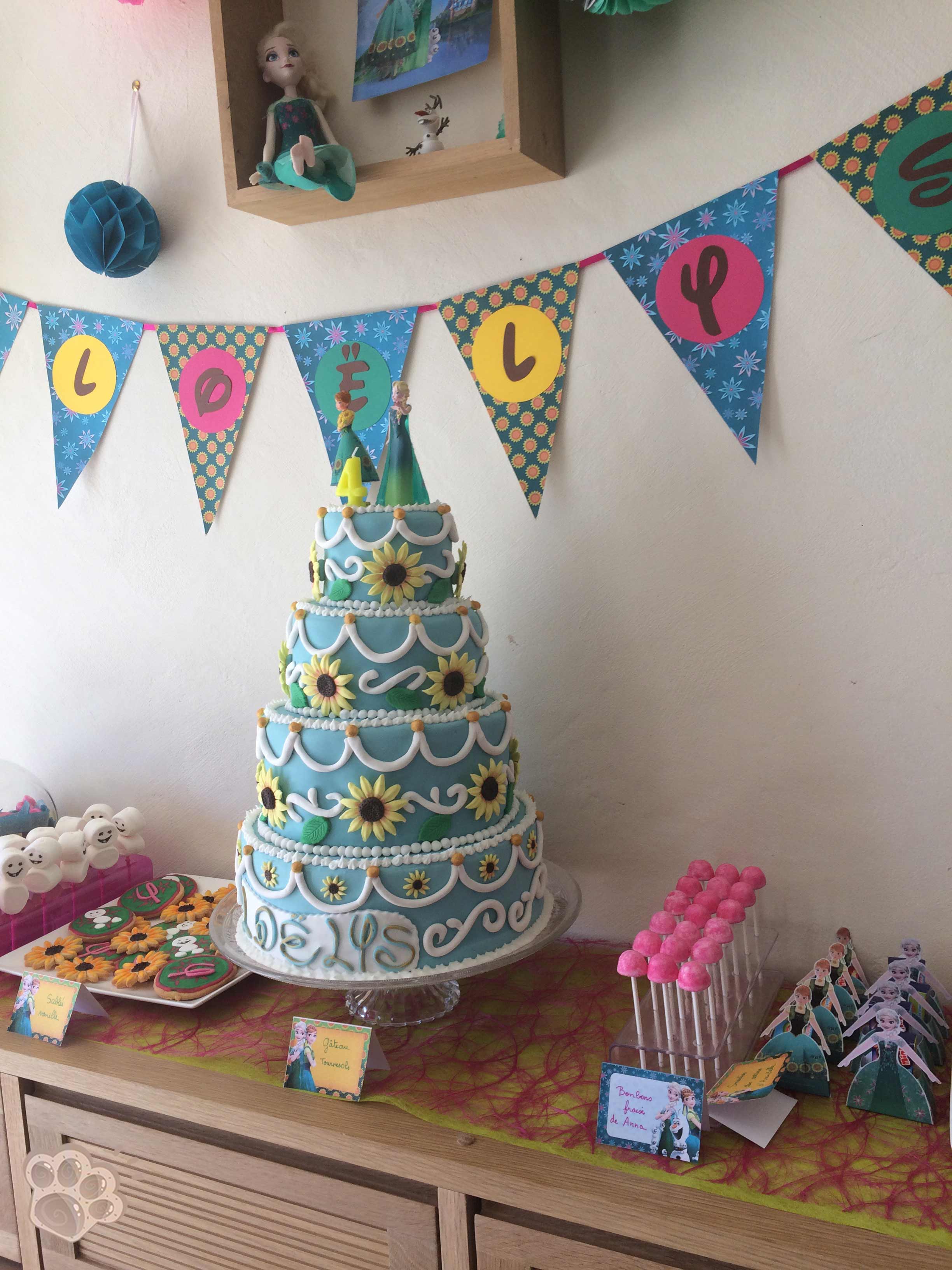 Un anniversaire Reine des Neiges "une fªte givrée" La p¢te d Amanda J 1 jour montage de la pi¨ce montée et décors en p¢te sucre