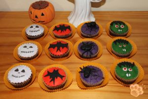 cupcakes d'Halloween avec décors en pâte à sucre