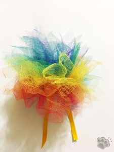 pompon arc-en-ciel en tulle DIY