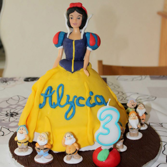 Gateau Poupee Blanche Neige La Pate D Amanda