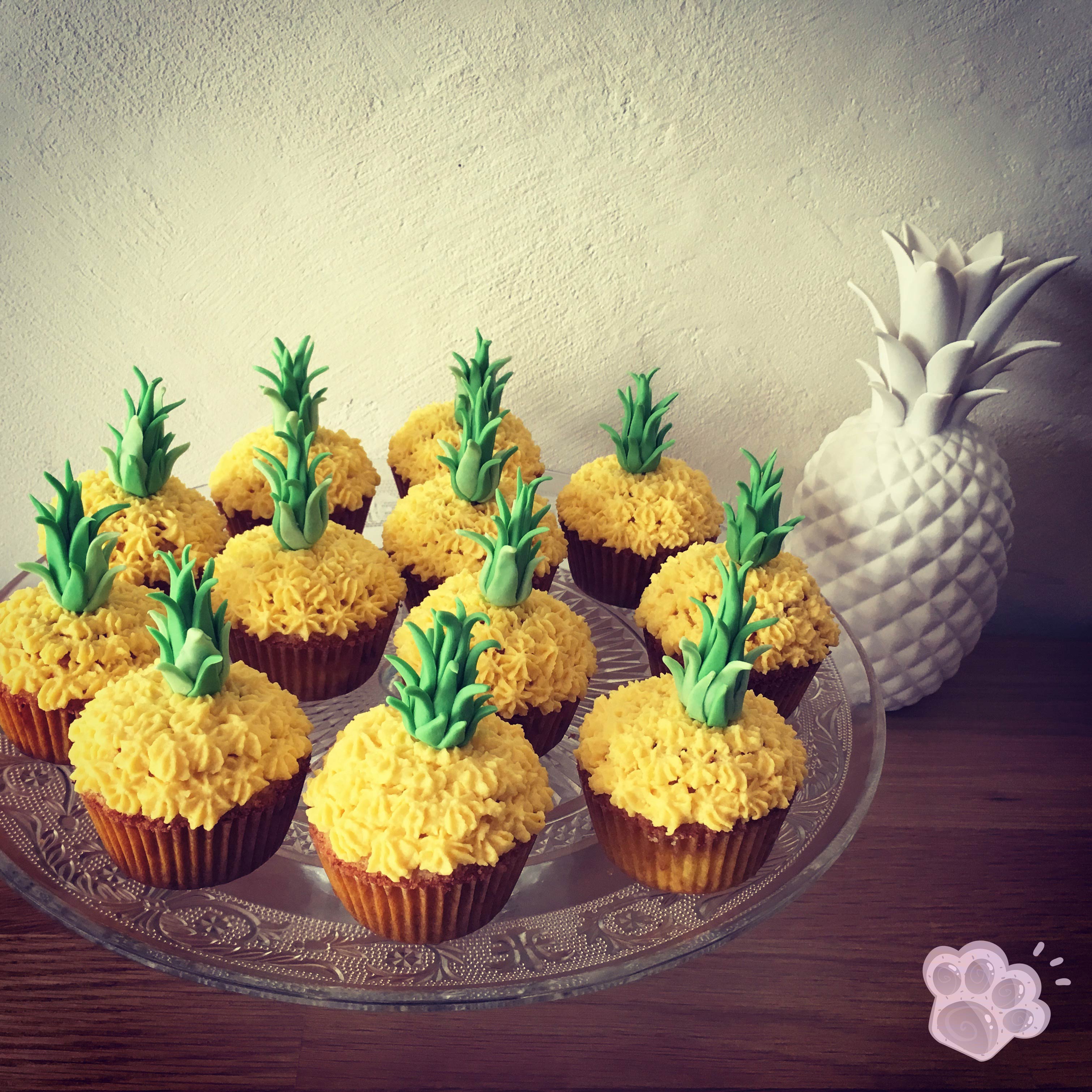 Cupcakes A L Ananas En Forme D Ananas La Pate D Amanda