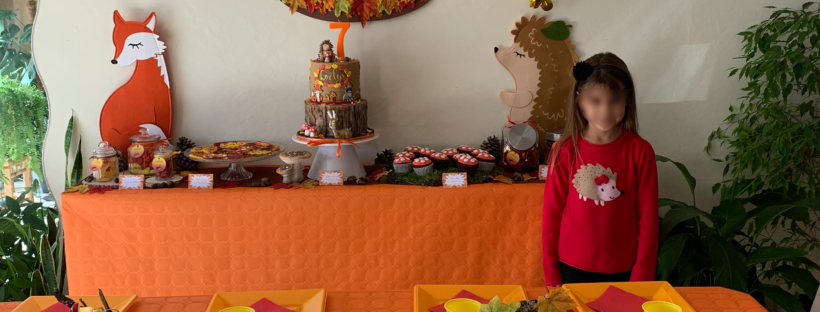 Gâteau Pour Enfants Sur La Table Avec Décoration D'anniversaire En